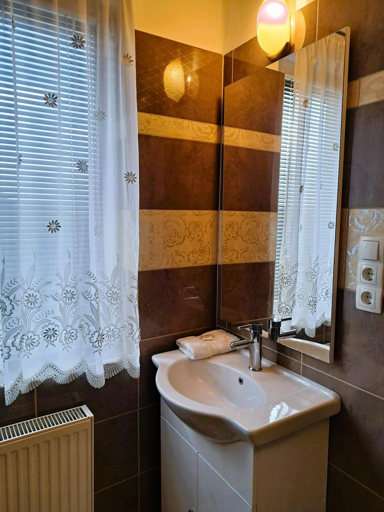 Orient Apartmanhaz Eger Ngoại thất bức ảnh